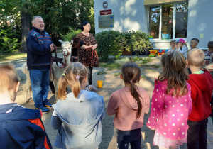 dzieci oglądają alpaki