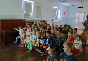 dzieci oglądają film edukacyjny "The Dot"