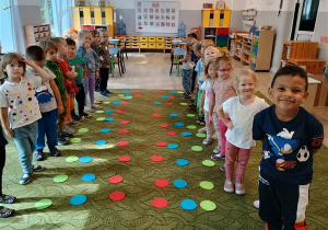 dzieci tańczą taniec integracyjny z wykorzystaniem kolorowych kropek