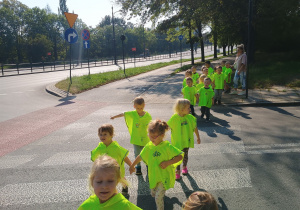 dzieci ćwiczą przejście przez jezdnię na pasach