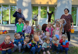 zdjęcie grupowe z alpakami