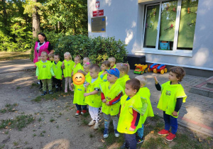 Dzieci słuchają opowieści o alpakach, patrzą na zwierzęta