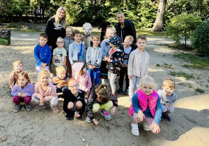 grupowe zdjęcie III grupy z alpakami