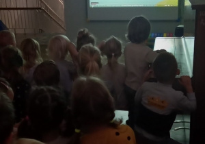Dzieci oglądają prezentację na tablicy