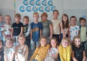Dzieci z grupy IV pozują do zdjęcia