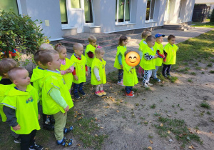 Dzieci słuchają opowieści o alpakach, patrzą na zwierzęta
