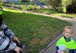 Chłopiec porządkuje najbliższe otoczenie