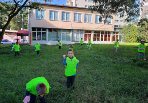 Dzieci porządkują najbliższe otoczenie