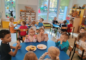 Dzieci świętują dzień chłopaka poczęstunkiem
