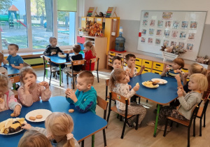 Dzieci świętują dzień chłopaka poczęstunkiem