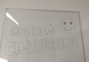 Napis na tablicy "Dzień chłopaka"