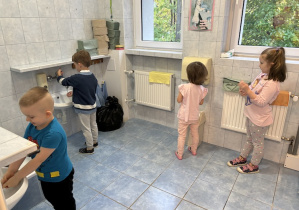 Dzieci prawidłowo myją i wycierają ręce