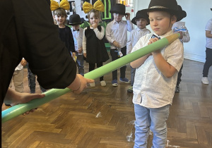 Chłopiec podczas pasowania na przedszkolaka