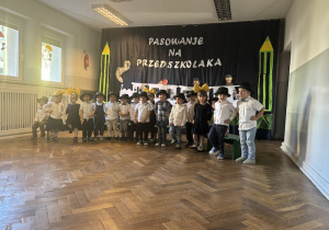 Przedszkolaki prezentują umiejętności wokalne