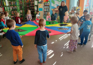 Dzieci naśladują jesienne liście w zabawie z chustą animacyjną
