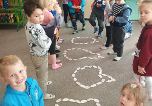 Dzieci układają obrazki z papierowych kasztanów