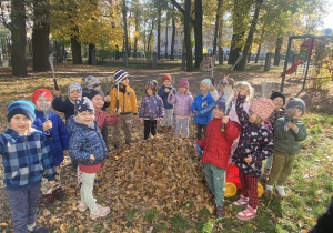 Dzieci prezentują efekty swoje pracy