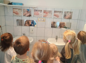 Dzieci w łazience myją ręce