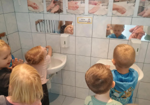 Dzieci myją ręce z zachowaniem kolejnych etapów
