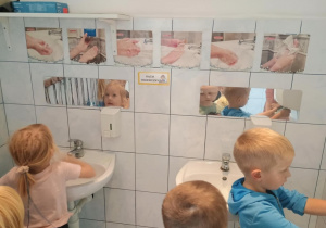 Dzieci myją ręce z zachowaniem kolejnych etapów