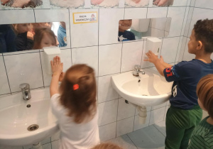 Dzieci myją ręce z zachowaniem kolejnych etapów