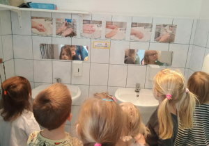 Dzieci utrwalają etapy mycia rąk analizując ilustracje