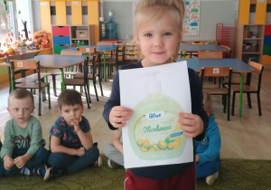 Dziewczynka z obrazkiem mydła w płynie