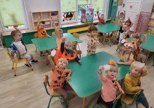 Dzieci pokazują znalezione dynie
