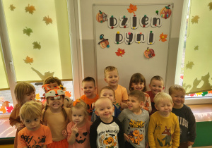 Grupowe zdjęcie dzieci pod napisem ,,Dzień dyni''