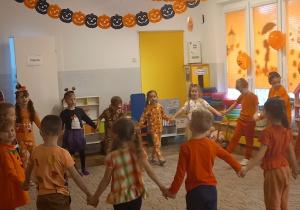 Dzieci trzymają się za ręce