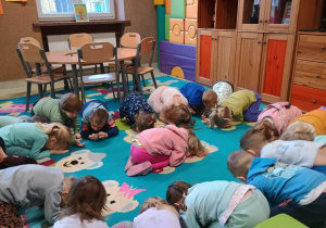 Dzieci bawią się w zabawę