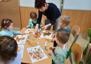 Dzieci wyklejają sylwetę jeża