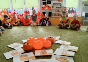 Dzieci wymieniają potrawy z dyni