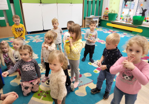 Dzieci słuchają strażaka opowiadającego o swojej pracy