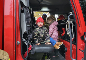 Dzieci w środku wozu strażackiego