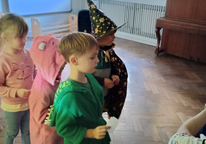 Dzieci z grupy III czekają na skasowanie biletu przez Mirabel