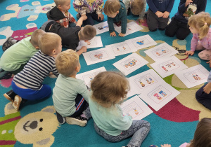 Dzieci oglądają obrazki z prawami dziecka