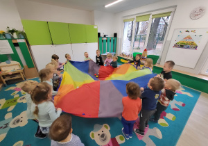 Dzieci bawią się z chustą animacyjną