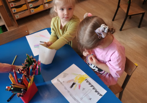 Dzieci kolorują elementy maxi kolorowanki