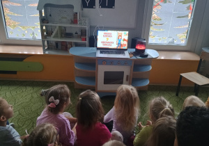 Dzieci oglądają film edukacyjny o prawach dziecka