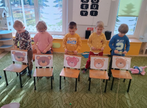 Dzieci bawią się w karmienie misia