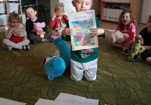 Chłopiec z ilustracją bajkowego misia