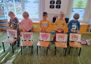 Dzieci bawią się w karmienie misia