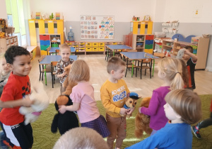 Dzieci tańczą z pluszowymi misiami