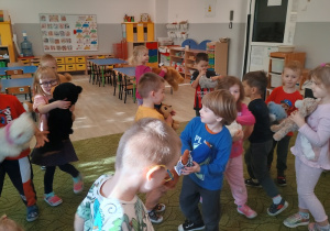 Dzieci tańczą z pluszowymi misiami