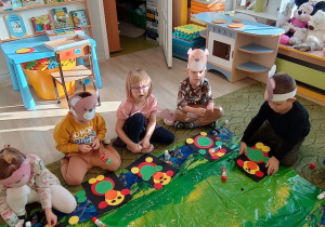 Dzieci układają sylwety misia z papierowych kółek