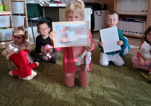Dziewczynka z ilustracja bajkowego misia