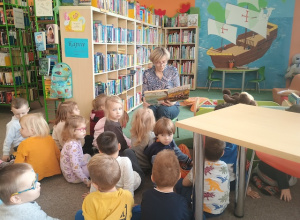 Dzieci słuchają opowiadania