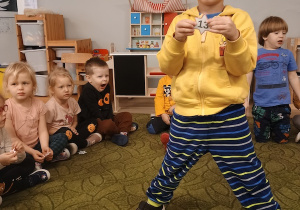 Chłopiec odczytuje z nauczycielem wróżbę z gwiazd