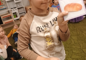 Chłopiec prezentuje symbol wylosowanego zawodu